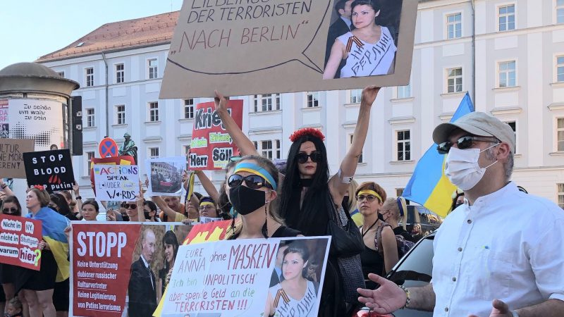 Der russische Opernstar Anna Netrebko hat nicht nur Fans: Demonstranten werfen ihr Nähe zu Putin vor.