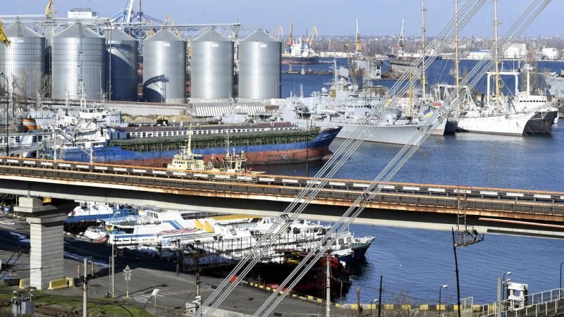 Blick auf den Hafen von Odessa im November 2016. Einen Tag nach der Vereinbarung über die Ausfuhr von ukrainischem Getreide über das Schwarze Meer hat Russland nach Angaben aus Kiew den Hafen von Odessa mit Raketen beschossen.