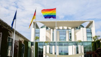 Regenbogenflagge und Hakenkreuz: Kontroverse Ansichten zur LGBTQI-Bewegung entfachen Diskussion