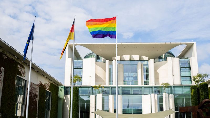 Die Regenbogenfahne weht vor dem Kanzleramt.