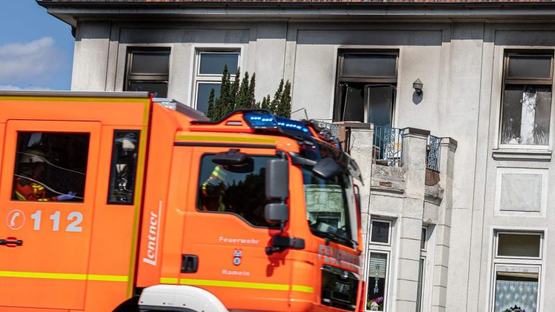 Verrußte und beschädigte Fenster und Türen: Bei einem Feuer in einem Mehrfamilienhaus in Hameln  ist ein Kind ums Leben gekommen, weitere Personen wurden nach Angaben der Feuerwehr teils schwer verletzt.