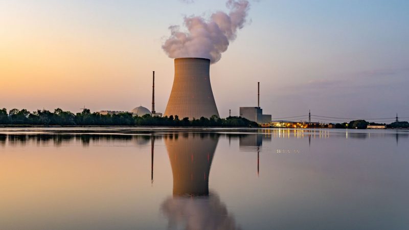 Wasserdampf steigt aus dem Kühltum des Kernkraftwerks (KKW) Isar 2.