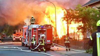 Großbrand in Peine: Lagerhalle und Wohnhaus in Flammen