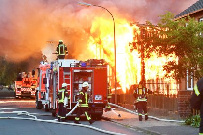 Großbrand in Peine: Lagerhalle und Wohnhaus in Flammen