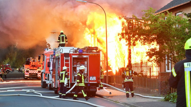 Feuerwehrkräfte kämpfen gegen einen Brand im niedersächischen Peine.