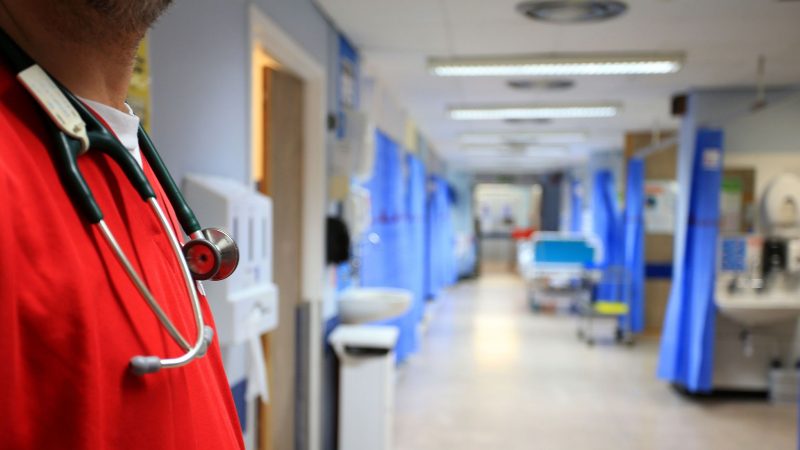 Ein Pfleger steht auf einer Station in einem Krankenhaus in London.