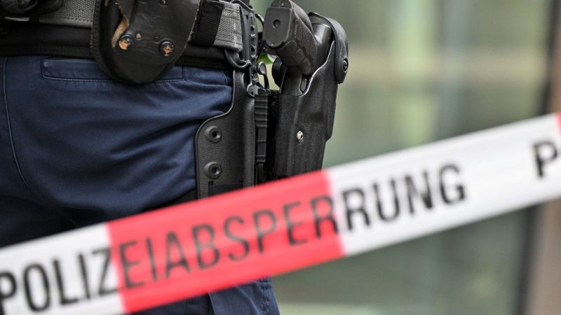 Bewaffnete Bundespolizisten stehen am Hauptbahnhof an einer Polizeiabsperrung.