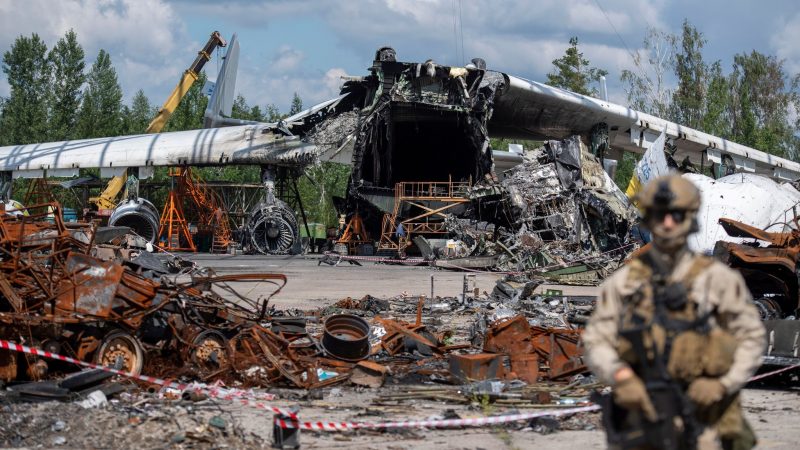 Die zerstörten Überreste einer Antonow An-225 liegen auf einem Flugplatz in Hostomel.