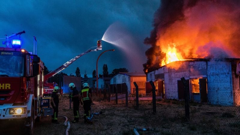 Waldbrände: Einsatzkräfte der Feuerwehr versuchen, einen Gebäudebrand in der Region Falkenberg /Elster zu löschen.