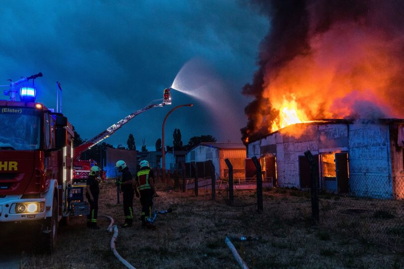Waldbrände: Einsatzkräfte der Feuerwehr versuchen, einen Gebäudebrand in der Region Falkenberg /Elster zu löschen.