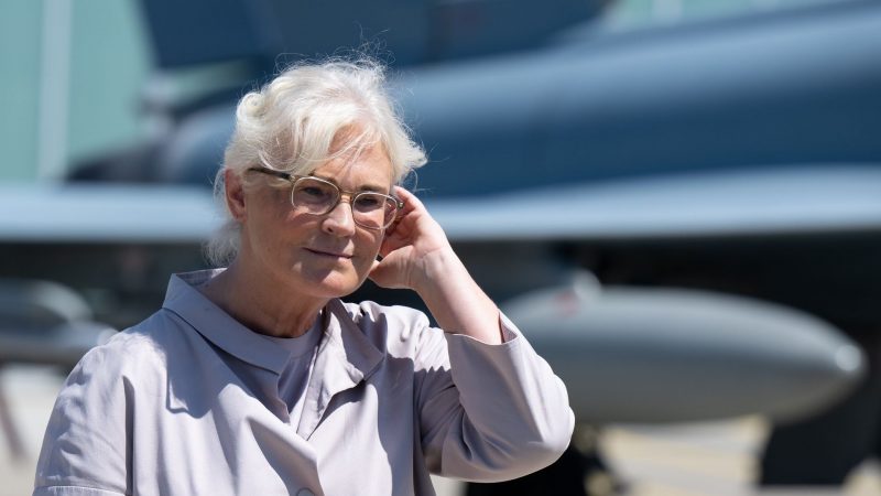 Christine Lambrecht (SPD), Bundesministerin der Verteidigung, besucht während ihrer Sommerreise das taktische Luftwaffen Geschwader 74 und gibt vor einen Eurofighter ein Pressestatement.