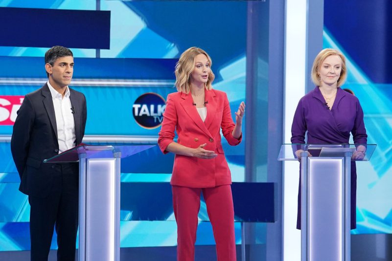 Rishi Sunak und Liz Truss (r) sowie Moderatorin Kate McCann (M) stehen in den Ealing Studios von TalkTV für «The Suns Showdown: The Fight for No10», der letzten direkten Debatte der Kandidaten um die Nachfolge des britischen Premiers Johnson.