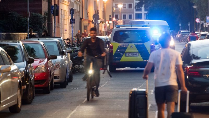 Einsatzfahrzeuge der Polizei stehen vor dem St.-Hedwig-Krankenhaus in Berlin-Mitte.