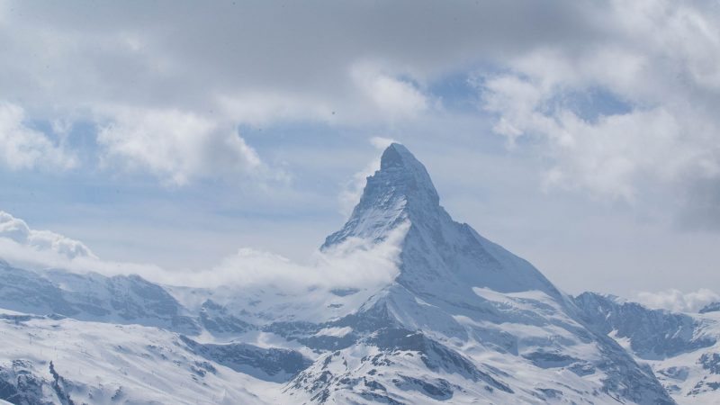 Wolken ziehen über einen Berggrat des Matterhorns. (Archivbild)