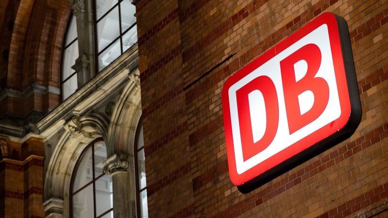 Das Logo der Deutschen Bahn (DB) frühen Morgen vor dem Bremer Hauptbahnhof.