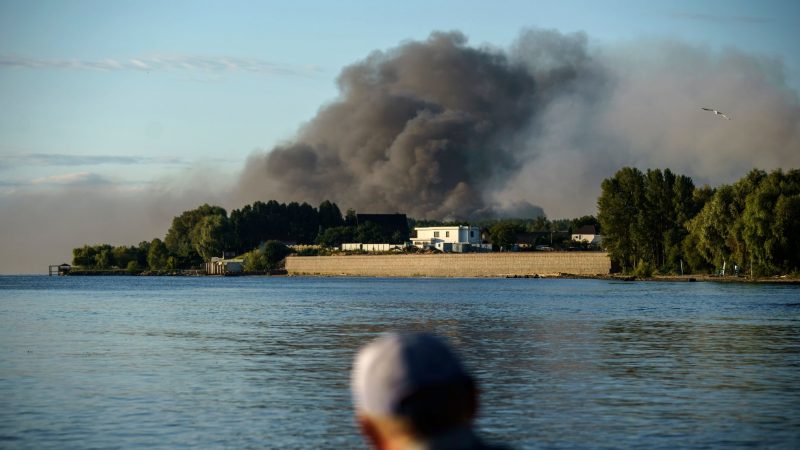 Rauch steigt auf nach einem russischen Raketenangriff auf eine Militäreinheit am Stadtrand von Kiew.