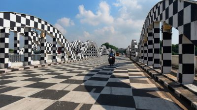 Indische Stadt verwandelt Brücke in großes Schachbrett