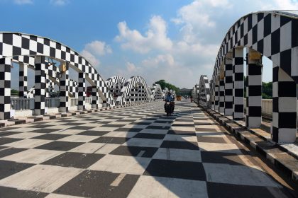 Indische Stadt verwandelt Brücke in großes Schachbrett