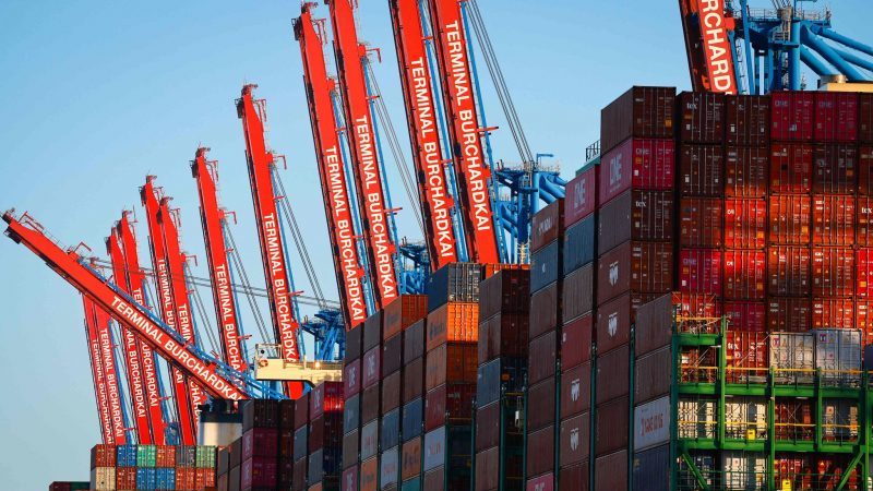 Containerschiffe liegen am Containerterminal Burchardkai in Hamburg. Das Bruttoinlandsprodukt stagniert.