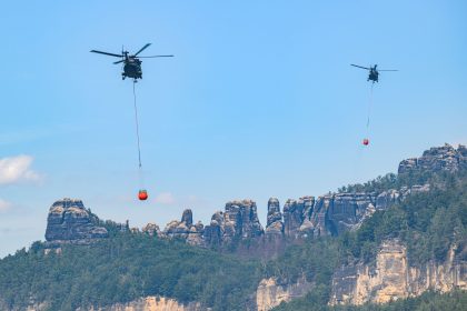 Hubschrauber der Bundeswehr helfen mit Löschwasser-Außenlastbehältern den Waldbrand im Nationalpark Sächsische Schweiz zu löschen.