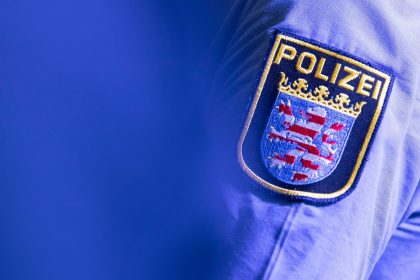 Verfassungsfeindliche Symbole verwendet: Durchsuchungen bei Polizisten