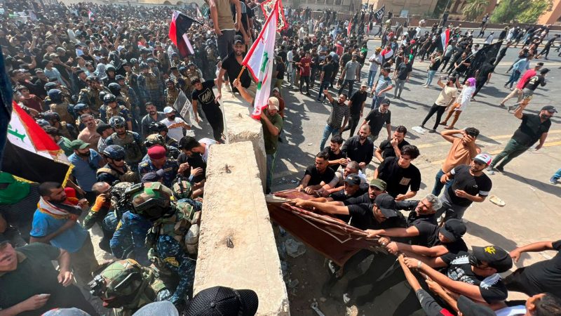 Demonstranten versuchen in Bagdad Betonbarrieren zu entfernen und die Brücke in Richtung der Grünen Zone zu überqueren.