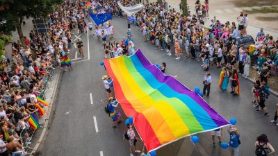 Zahlreiche Menschen nehmen an der Polit-Parade des Christopher Street Days (CSD) in der Stuttgarter Innenstadt teil. Deutschlandweit feiern lesbische, schwule, bisexuelle, transsexuelle, transgender, intersexuelle, heterosexuelle und queere Menschen.