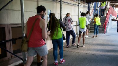 Menschen stehen in einer Schlange vor einer Affenpocken-Impfstelle im Stadtbezirk Brooklyn.