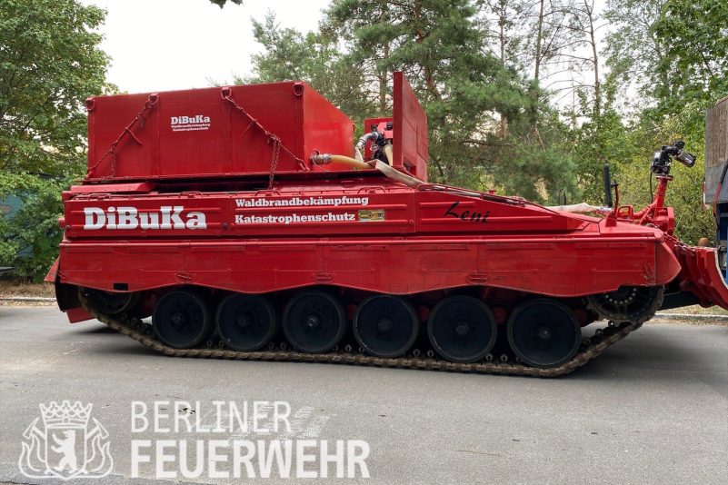 Ein Löschpanzer hilft der Feuerwehr im Grunewald.