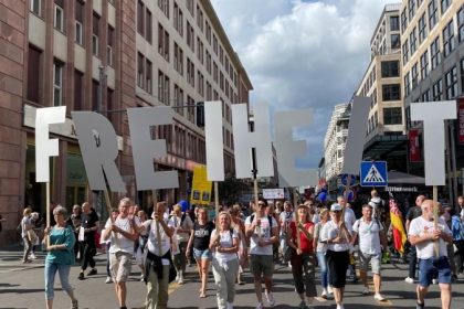 Die politische Sprache manipuliert die politische Debatte