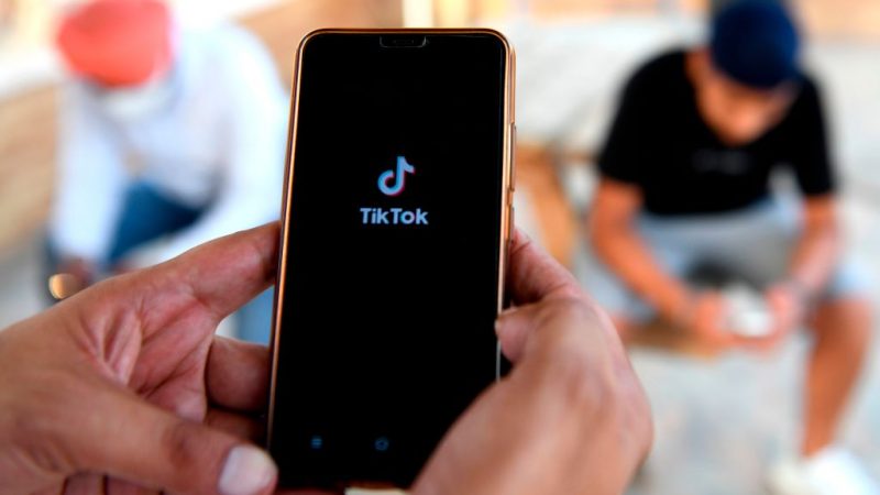 Nutzer browsen in der chinesischen Video-Sharing-App TikTok auf einem Smartphone.