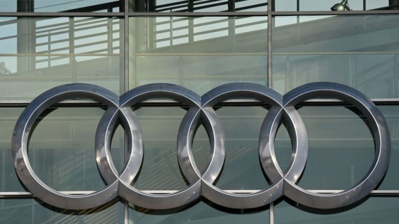 Das Logo des deutschen Automobilherstellers Audi am Hauptsitz in Ingolstadt.