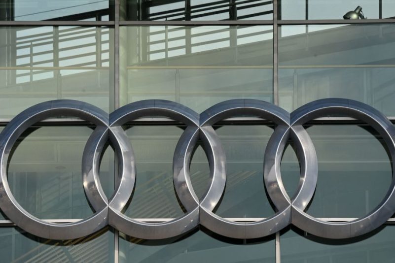 Das Logo des deutschen Automobilherstellers Audi am Hauptsitz in Ingolstadt.