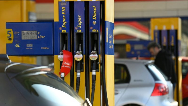 Die Benzinpreise sinken, Diesel nahezu unverändert.