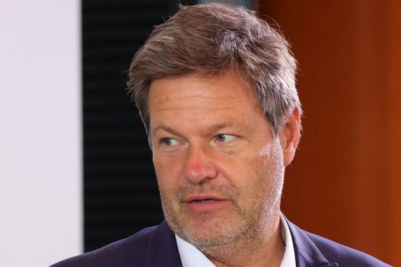 Bundeswirtschaftsminister Robert Habeck will an der Gasumlage festhalten.