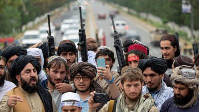Taliban-Kämpfer feiern vor geschlossener US-Botschaft Jahrestag der Machtübernahme