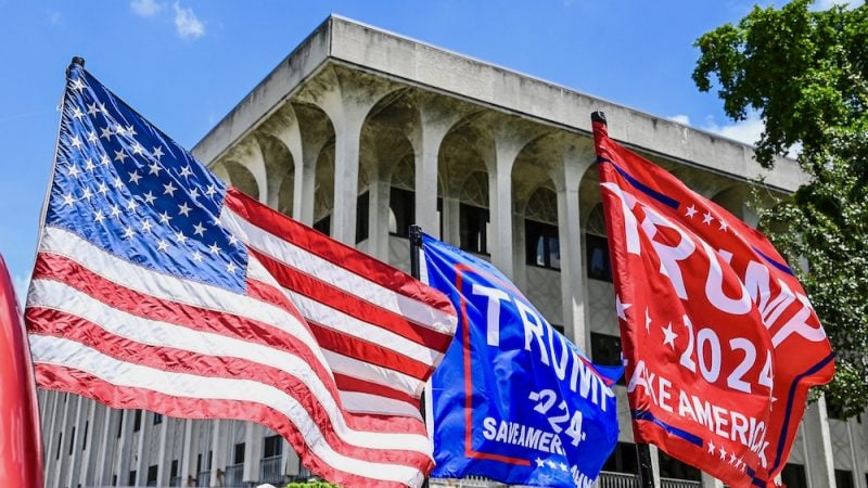 Unterstützer des ehemaligen US-Präsidenten Donald Trump vor dem Gerichtsgebäude Paul G. Rogers Federal Building & Courthouse