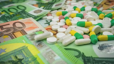 Was passiert, wenn Pharmakonzerne zwischen Gewinn & Gesundheit wählen müssen?