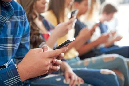 Rückgang von Verhaltensproblemen an Schulen durch Handyverbot