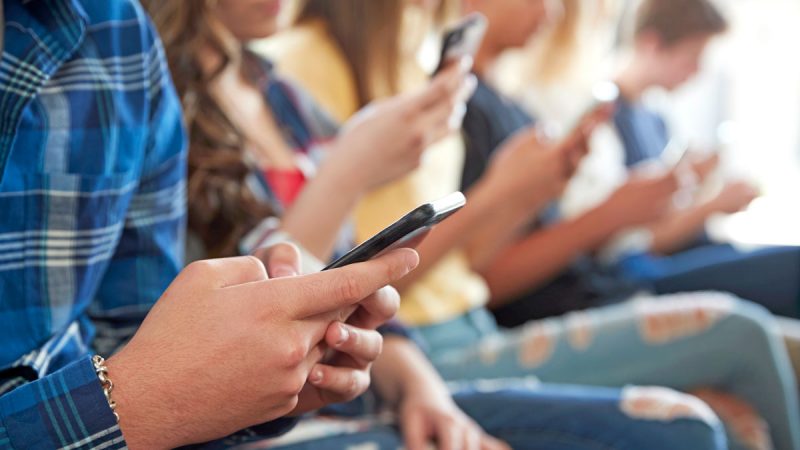 Rückgang von Verhaltensproblemen an Schulen durch Handyverbot