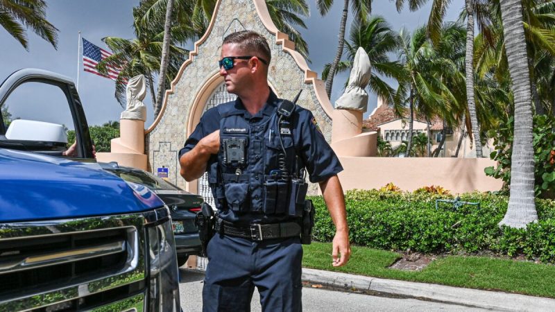 Polizeibeamter vor dem Haus des ehemaligen Präsidenten Donald Trump in Mar-a-Lago