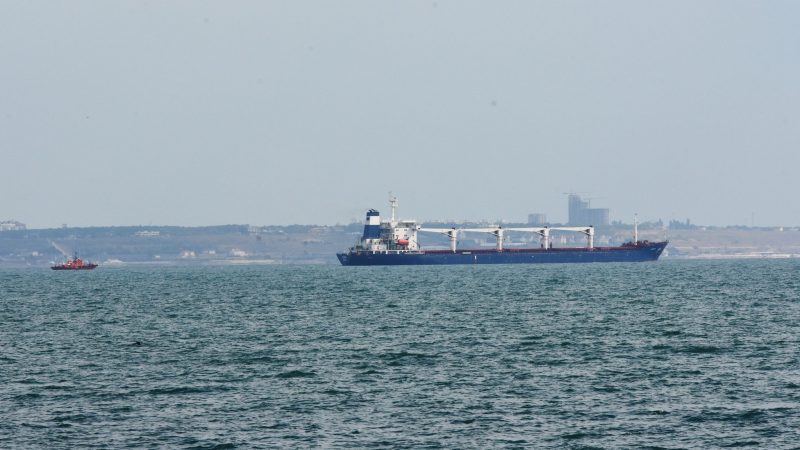 Der Massengutfrachter «Razoni» verlässt den Hafen von Odessa. Das unter der Flagge Sierra Leones fahrende Schiff befördert rund 26.000 Tonnen ukrainisches Getreide in den Libanon.