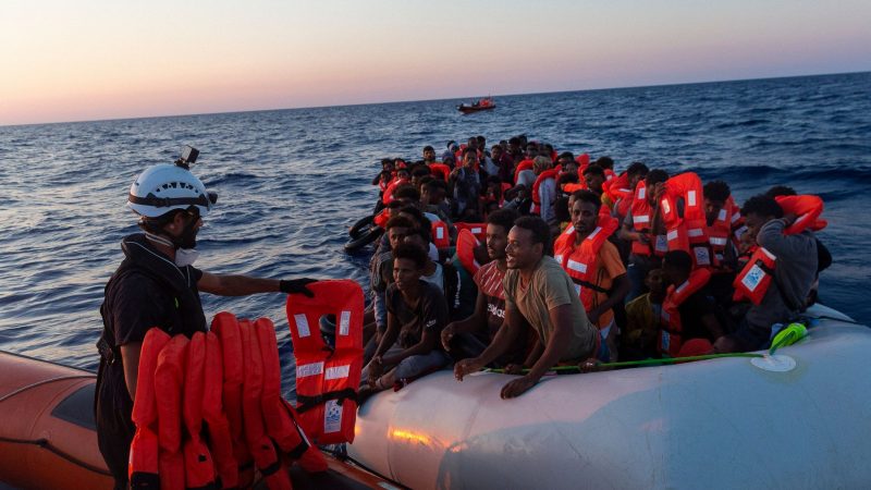 Die Besatzung der Sea-Watch 3 verteilt Rettungswesten an Menschen in einem Schlauchboot, mit dem sie versuchten nach Europa zu gelangen.