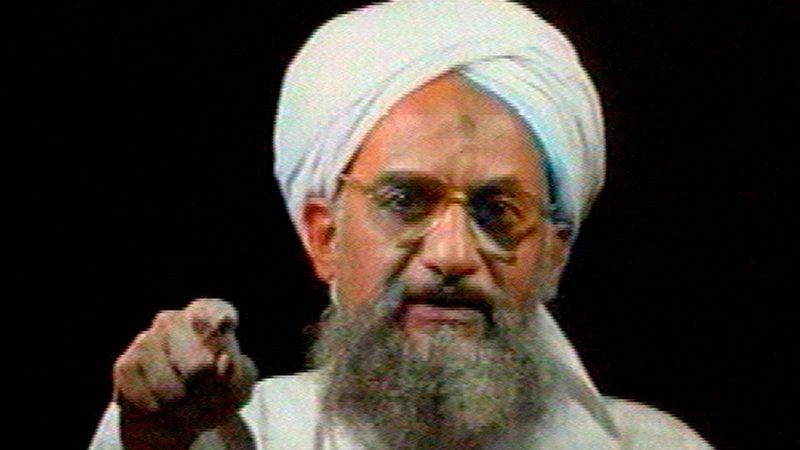 Aiman al-Sawahiri, damaliger stellvertretender Führer der Terrororganisation Al-Kaida, spricht im Jahr 2006 im arabischen Nachrichtensender Al-Jazeera.