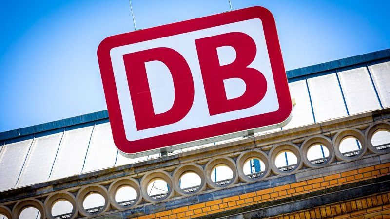 Die Deutsche Bahn will mit einem Einmalbonus ihre Mitarbeiterinnen und Mitarbeiter zum Energiesparen motivieren.