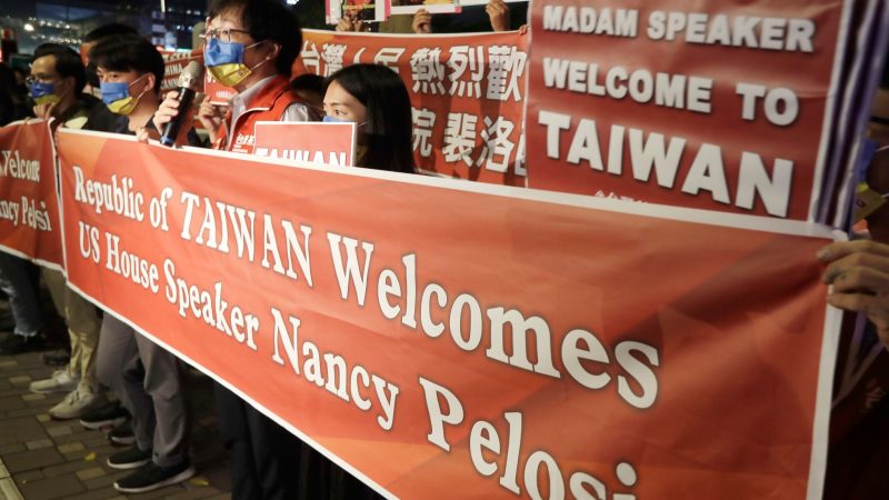 Unterstützer halten in Taiwan ein großes Willkommen-Banner vor dem Hotel, in dem Pelosi, die Sprecherin des US-Repräsentantenhauses, untergebracht werden soll.