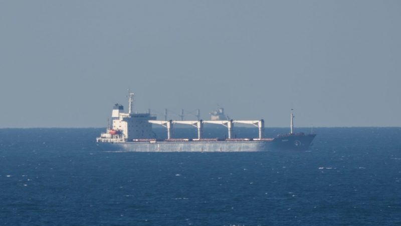 Das Frachtschiff «Razoni» an der Einfahrt zum Bosporus. Das mit rund 26.000 Tonnen Mais aus der Ukraine beladene Schiff ist inzwischen in der Türkei eingetroffen.