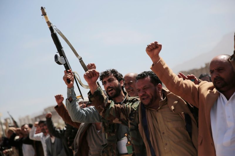 Bewaffnete Huthi-Kämpfer bei einem Trauerzug für Rebellen in Sanaa.