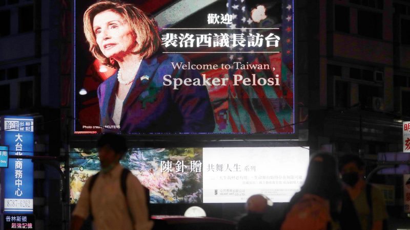 Die Taiwaner verstehen sich mehrheitlich längst als unabhängig und wollen zumindest den Status quo wahren. Hier ein Großbildschirm mit Nancy Pelosi in Taipeh.