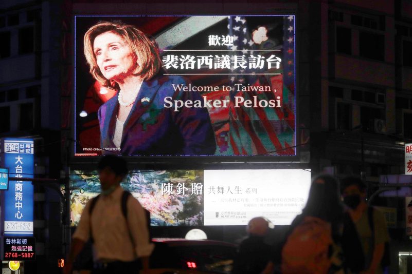 Die Taiwaner verstehen sich mehrheitlich längst als unabhängig und wollen zumindest den Status quo wahren. Hier ein Großbildschirm mit Nancy Pelosi in Taipeh.